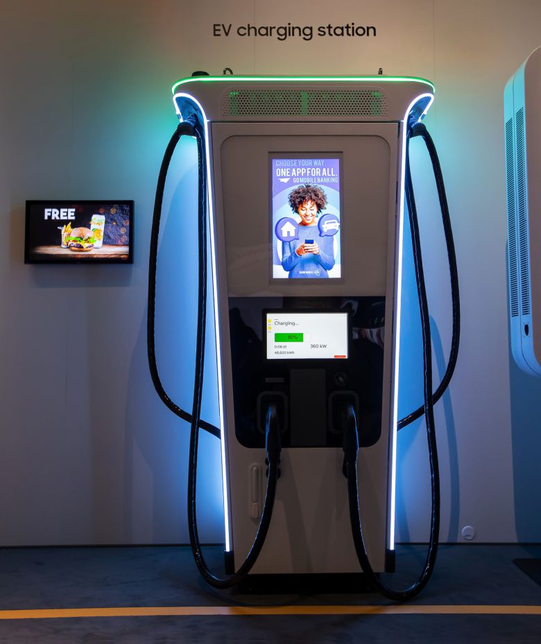 삼성전자가 31일부터 2월 3일(현지시간)까지 스페인 바르셀로나에서 개최되는 유럽 최대 디스플레이 전시회 ‘ISE 2023’에 참가해 지속가능한 미래를 위한 다양한 상업용 디스플레이 신제품을 소개한다. 삼성전자 소형 아웃도어 사이니지 OH24B 의 모습.