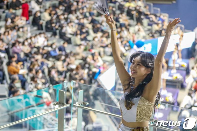 실내 마스크 착용 의무 해제 이튿날인 31일 오후 서울 중구 장충체육관에서 열린 프로배구 도드람 2022-23 V리그 남자부 우리카드 우리WON과 KB손해보험 스타즈와의 경기에서 우리카드 치어리더들이 마스크를 벗고 열띤 응원을 펼치고 있다. 2023.1.31/뉴스1 ⓒ News1 민경석 기자