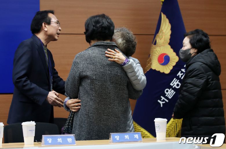 헤어진 뒤 서로 찾지 못하던 장기 실종 가족 장택훈, 장희재, 장경인, 장희란 남매가 31일 오후 서울 동작경찰서에서 58년 만에 다시 만나 끌어안고 있다. 동작경찰서는 아동권리보장원과 함께 경찰 DNA 대조 등을 통해 지난 1965년 3월께 서울 노원구 태릉 부근에서 실종된 4남매 중 여동생 2명을 모두 찾아 이날 재회하는 자리를 마련했다. 2023.1.31/뉴스1 ⓒ News1 구윤성 기자