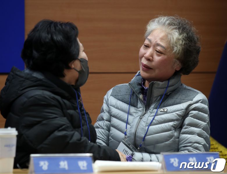 헤어진 뒤 서로 찾지 못하던 장기 실종 가족 언니 장희재 씨와 동생 장희란 씨가 31일 오후 서울 동작경찰서에서 58년 만에 다시 만나 이야기 나누고 있다. 동작경찰서는 아동권리보장원과 함께 경찰 DNA 대조 등을 통해 지난 1965년 3월께 서울 노원구 태릉 부근에서 실종된 장 씨 가족 4남매 중 여동생 2명을 모두 찾아 이날 재회하는 자리를 마련했다. 2023.1.31/뉴스1 ⓒ News1 구윤성 기자