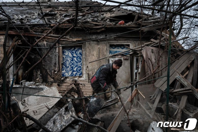 우크라이나 도네츠크의 차시우 야르에서 러시아 군의 로켓 포격을 받아 부서진 주택이 보인다. ⓒ AFP=뉴스1 ⓒ News1 우동명 기자