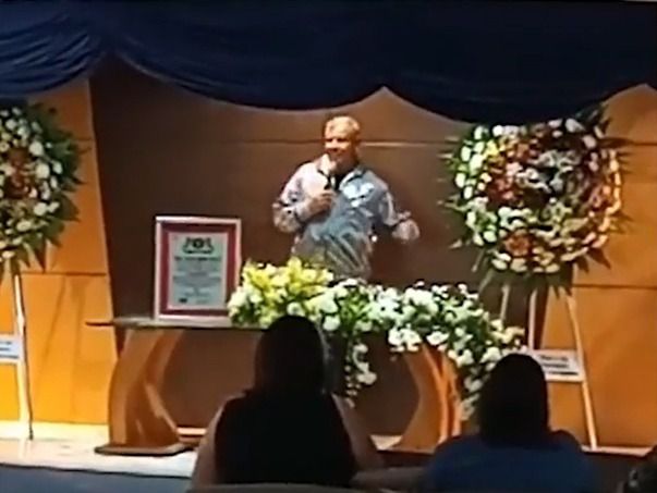 가짜 장례식에 직접 나타난 레무스. (인포바 갈무리)