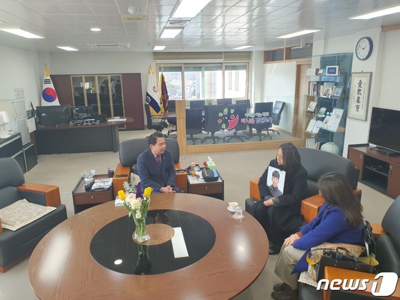 코로나19 백신을 맞고 사망한 고(故) 김준우 군의 어머니가 1일 도교육청에서 신경호 교육감을 만나 당시 방역담당자에 대한 문책 등을 요청했다..(학생학부모인권보호연대 강원지부 제공)