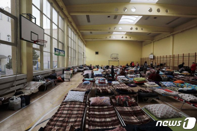 우크라이나 접경 도시인 폴란드 프셰미실 문화센터에 마련된 피란민 대피소에서 피란민들이 휴식을 취하고 있다. 2022.3.4/뉴스1 ⓒ News1 조태형 기자