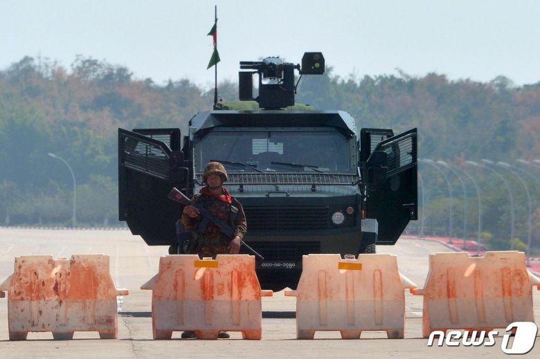 1일(현지시간) 쿠데타를 선언한 미얀마 군이 네피도의 의사당으로 가는 도로를 장갑차를 동원해 봉쇄하고 있다. 2021.2.1.ⓒ AFP=뉴스1 ⓒ News1 우동명 기자