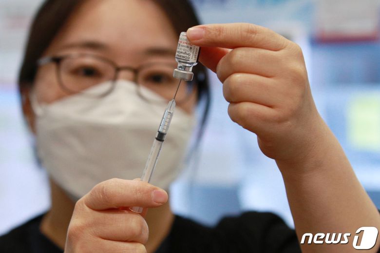 서울 용산구 김내과의원에서 의료진이 동절기 신종 코로나바이러스 감염증(코로나19) 2가백신을 준비하고 있다./뉴스1 ⓒ News1 안은나 기자