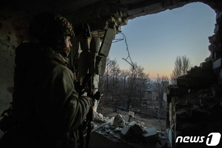 지난달 27일(현지시간) 우크라이나 도네츠크 지역 최전선 바흐무트에서 우크라이나군이 보초를 서고 있다. ⓒ 로이터=뉴스1 ⓒ News1 권진영 기자