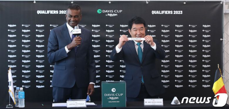 정희균 대한테니스협회장(오른쪽)이 3일 오전 서울 송파구 올림픽공원 실내 테니스장에서 열린 2023 데이비스컵 예선 대진추첨식에서 추첨을 하고 있다. 2023.2.3/뉴스1 ⓒ News1 임세영 기자