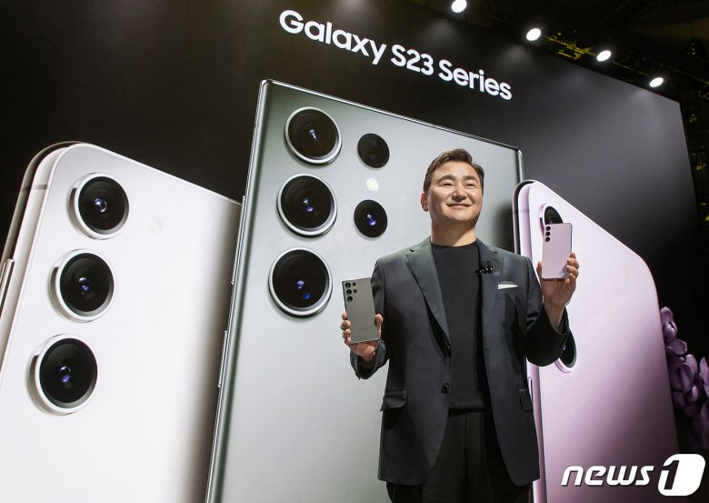 노태문 삼성전자 MX사업부장(사장)이 1일(현지시간) 미국 샌프란시스코 머소닉 오디토리움(Masonic Auditorium)에서 열린 ‘갤럭시 언팩 2023(Galaxy Unpacked 2023: Share the Epic)'에서 '갤럭시 S23 시리즈'를 소개하고 있다. (삼성전자 제공) 2023.2.2/뉴스1