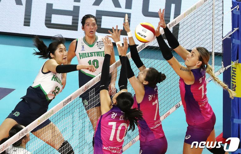 올 시즌 현대건설과 흥국생명의 경기 장면. /뉴스1 ⓒ News1 임세영 기자