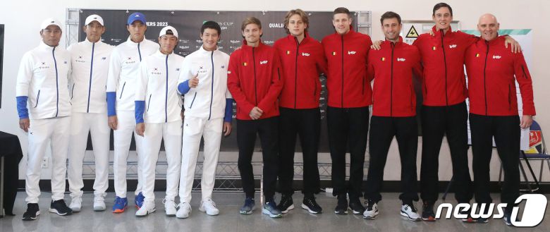 2023 데이비스컵 최종본선진출전 한국과 벨기에의 경기에 출전하는 양팀 선수들이 3일 오전 서울 송파구 올림픽공원 실내 테니스장에서 열린 대진 추첨식을 마치고 기념촬영을 하고 있다. 2023.2.3/뉴스1 ⓒ News1 임세영 기자