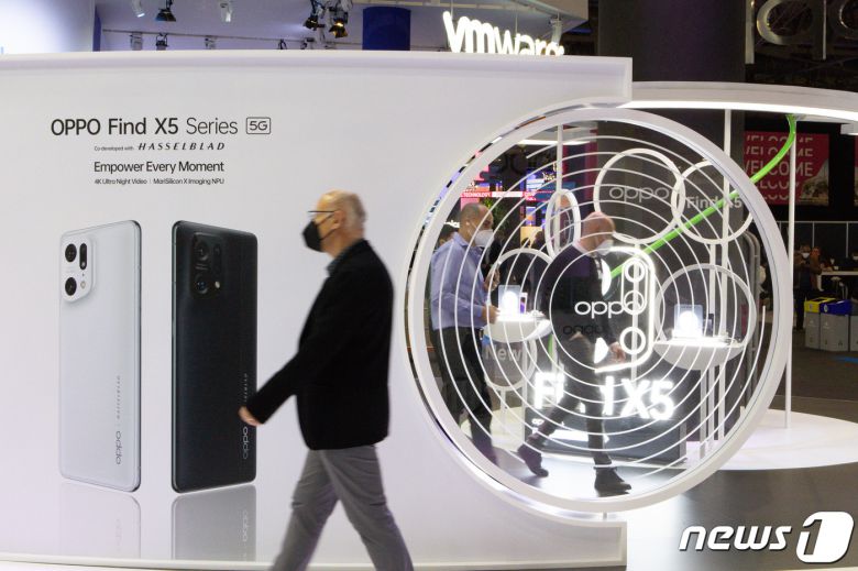 3일(현지시간) 세계 최대 이동통신 전시회 '모바일월드콩그레스(MWC) 2022'가 열린 스페인 바르셀로나 피라그란비아 전시장에서 참관객들이 중국 오포 부스를 둘러보고 있다. 2022.3.3/뉴스1 ⓒ News1 유승관 기자