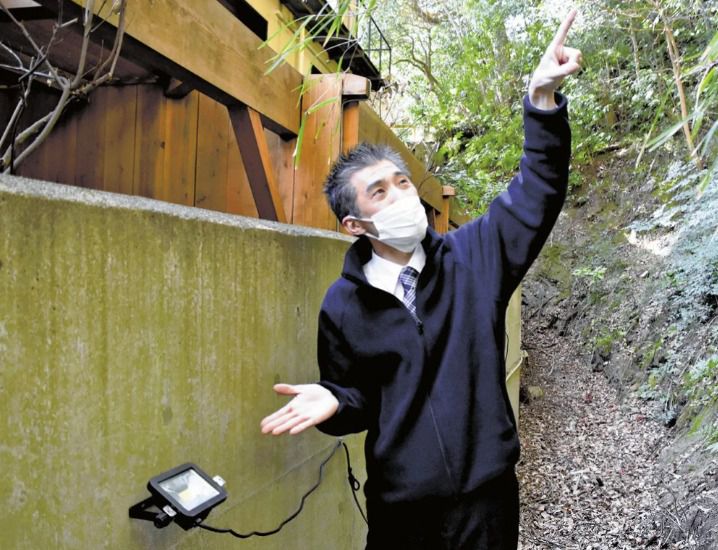 산속에서 노천탕을 불법 촬영하는 것을 막기 위해 노천탕 외벽에 LED 조명을 설치한 운영자 사다이 야스오씨. (요미우리신문 갈무리)