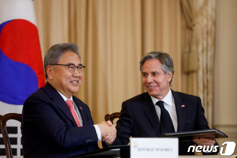 3일(현지시간) 미국 국무부 기자회견실에서 웃으며 악수하고 있는 박진(왼쪽) 외교부 장관과 토니 블링컨 미 국무장관의 모습 2023.2.3 ⓒ 로이터=뉴스1 ⓒ News1 정윤미 기자