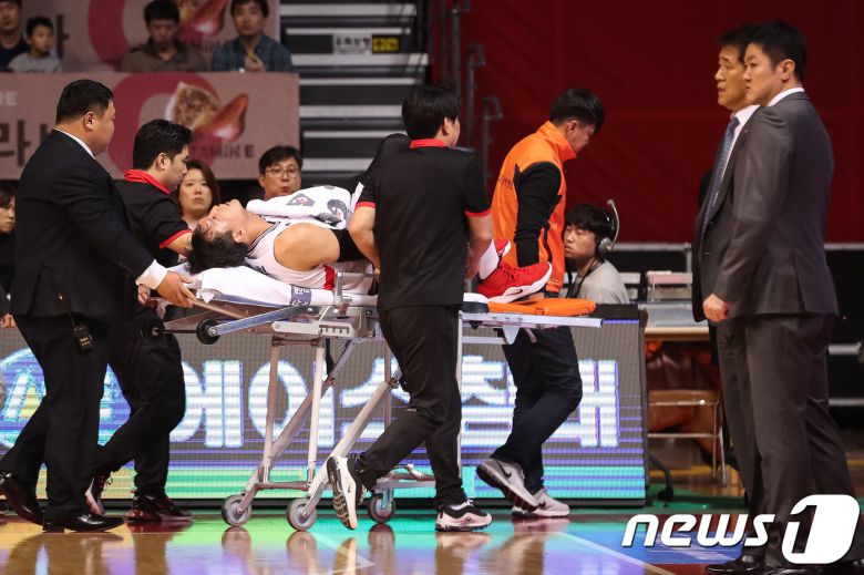 30일 경기 고양시 고양체육관에서 열린 프로농구 2018-2019 SKT 5GX KBL리그 고양 오리온과 울산 현대모비스의 경기에서 울산 이종현이 부상으로 들것에 실려 나가고 있다. 2018.12.30/뉴스1 ⓒ News1 유승관 기자