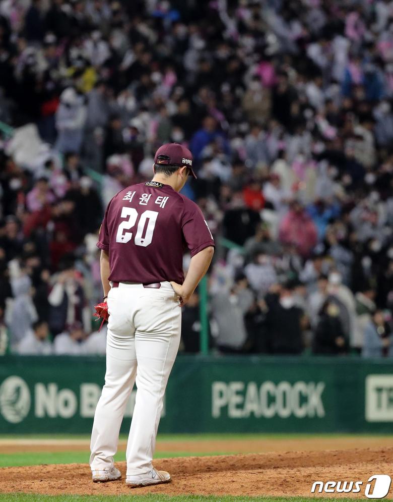 7일 오후 인천시 미추홀구 SSG 랜더스필드에서 열린 프로야구 '2022 신한은행 SOL KBO 포스트시즌' 한국시리즈 5차전 키움 히어로즈와 SSG 랜더스의 경기, 키움 최원태가 9회말 무사 1,3루 상황에서 SSG 김강민에게 끝내기 홈런을 허용 후 고개를 떨구고 있다. 2022.11.7/뉴스1 ⓒ News1 김진환 기자