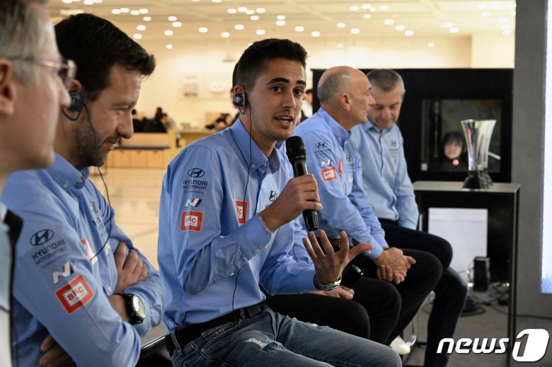 2022 시즌 드라이버 부문 우승 미켈 아즈코나가 기자단에게 답변하고 있다.(현대차 제공)