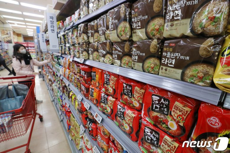통계청이 2일 발표한 '1월 소비자물가동향'에 따르면 지난달 소비자물가지수는 110.11(2020년=100)로 지난해 같은 달보다 5.2% 상승했다. 2일 서울의 한 대형마트에서 시민들이 장을 보고 있다. 2023.2.2/뉴스1 ⓒ News1 민경석 기자