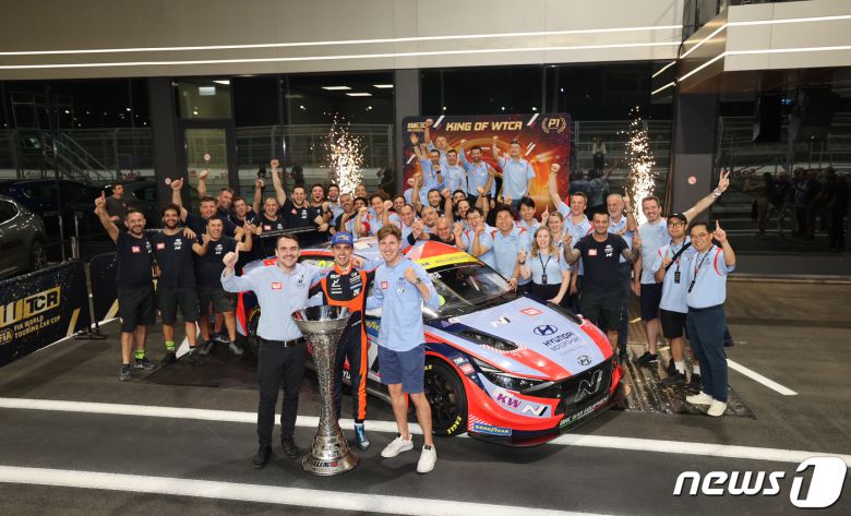 현대자동차의 서킷 경주차 '엘란트라 N TCR'(국내명 아반떼 N TCR)이 지난해 11월 26일부터 27일(현지시간)까지 사우디아라비아 제다 코니쉬 서킷에서 열린 2022 WTCR(World Touring Car Cup) 최종전에서 올해 드라이버와 팀 부문 동반 우승을 확정 짓고 기념 촬영을 하고 있다.(현대자동차그룹 제공) 2022.11.27/뉴스1