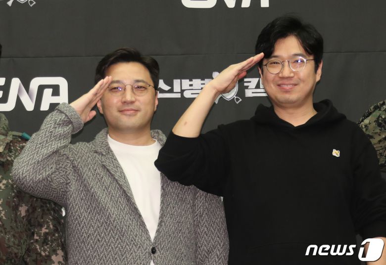 민진기 감독과 문태주 CP(오른쪽)가 6일 서울 마포구 스탠포드호텔에서 열린 ENA 新 예능채널 ‘신병캠프’(연출 민진기 남예은) 제작발표회에서 포즈를 취하고 있다. ‘신병캠프’는 웹 애니메이션인 장삐쭈의 ‘신병’을 원작으로 한 드라마 ‘신병’의 예능 스핀오프이자 군대 콘텐츠의 세계관을 통합하는 군예능 대통합 프로젝트이다. 2023.2.6/뉴스1 ⓒ News1 권현진 기자