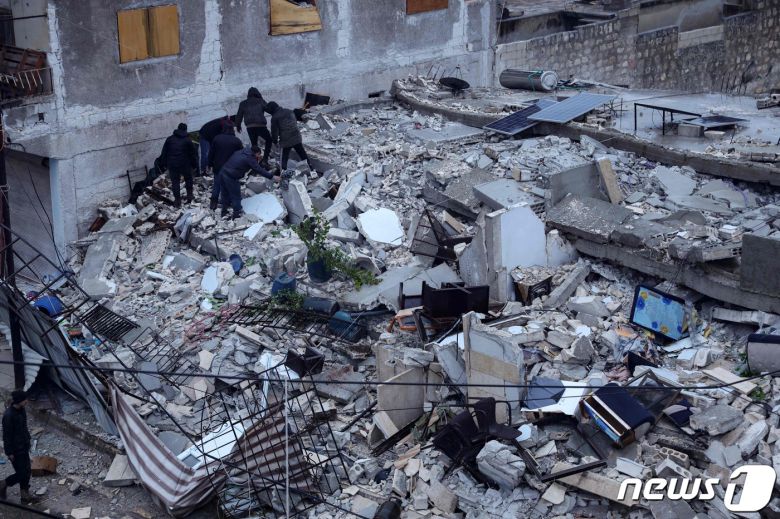 6일(현지시간) 새벽 튀르키예(터키) 강진으로 시리아 서북부 궁격지대 이들리브 아즈마린의 한 건물이 초토화되어 있다. 2023.2.6 ⓒ AFP=뉴스1 ⓒ News1 정윤미 기자