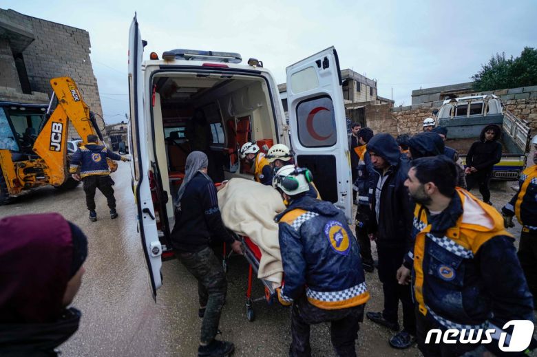6일(현지시간) 시리아에서 구급대원들이 구출된 부상자를 들것으로 구급차에 싣고 있다. 현재까지 사상자는 1만명을 넘어섰으며 더 늘어날 수 있다. ⓒ AFP=뉴스1 ⓒ News1 권진영 기자