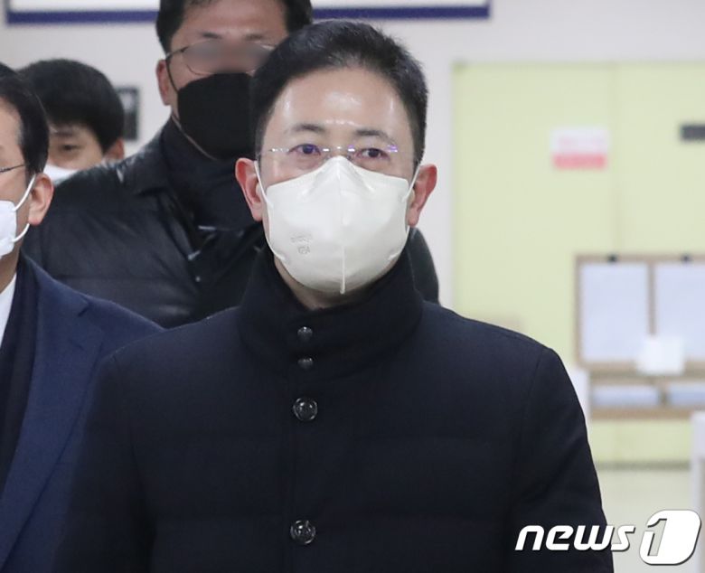 '고발사주 의혹'으로 기소된 손준성 서울고검 송무부장이 서울중앙지법에서 열린 재판에 출석하고 있다. 2022.12.19/뉴스1 ⓒ News1 송원영 기자