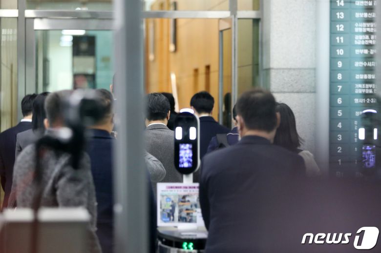 공수처 수사관들이 '이성윤 공소장 유출 사건'의 압수수색을 위해 대검찰청으로 들어서고 있다. 2021.11.29/뉴스1 ⓒ News1 이승배 기자