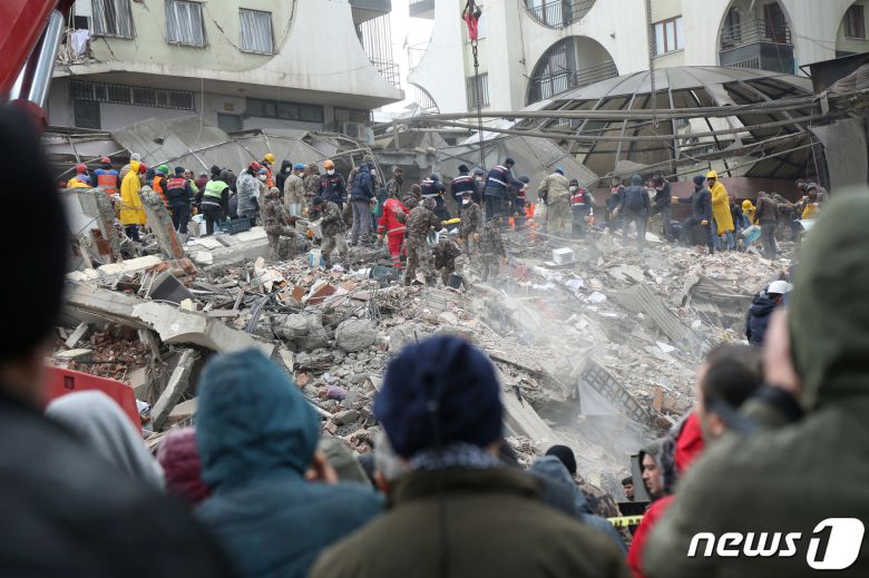 6일(현지시간) 튀르키예 디야르바키르에서 사람들이 구조대원들의 수색 작업을 지켜보고 있다. ⓒ 로이터=뉴스1 ⓒ News1 권진영 기자