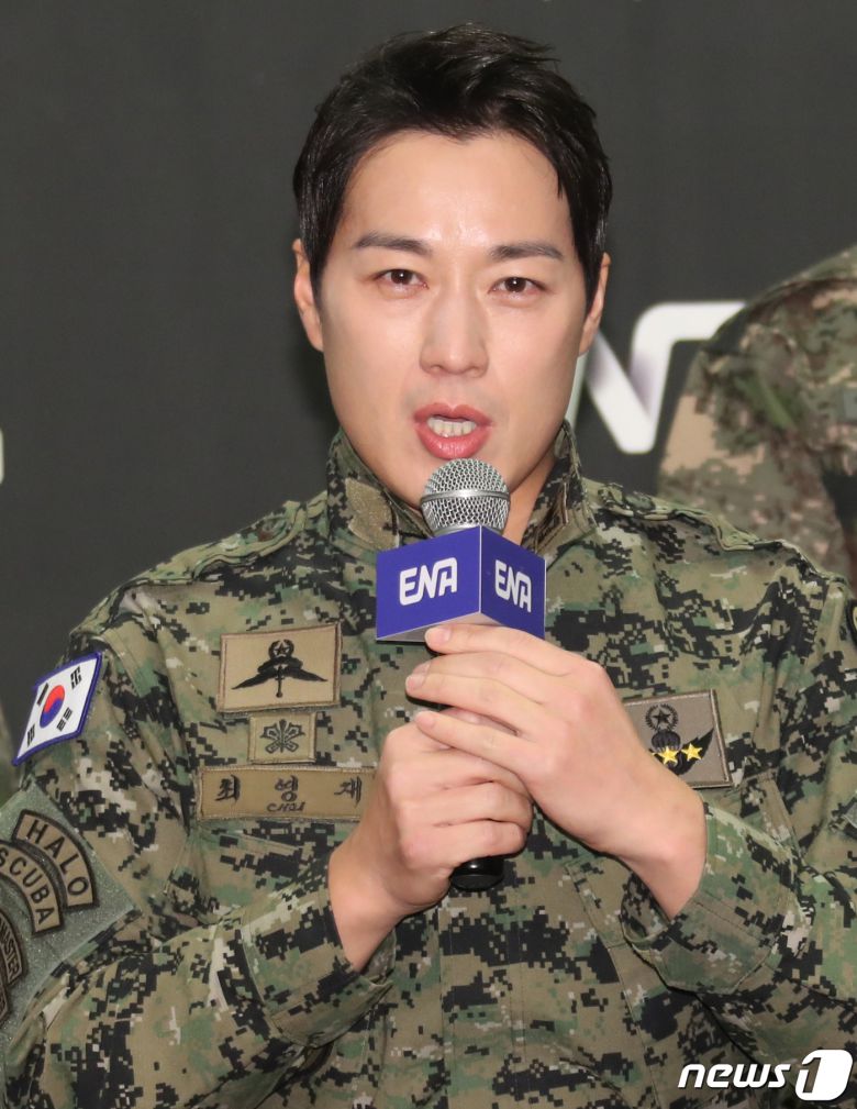 방송인 최영재가 6일 서울 마포구 스탠포드호텔에서 열린 ENA 新 예능채널 ‘신병캠프’(연출 민진기 남예은) 제작발표회에서 인사말을 하고 있다. ‘신병캠프’는 웹 애니메이션인 장삐쭈의 ‘신병’을 원작으로 한 드라마 ‘신병’의 예능 스핀오프이자 군대 콘텐츠의 세계관을 통합하는 군예능 대통합 프로젝트이다. 2023.2.6/뉴스1 ⓒ News1 권현진 기자