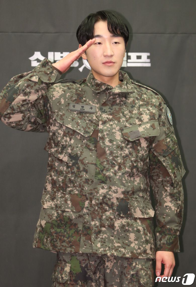 배우 김현규가 6일 서울 마포구 스탠포드호텔에서 열린 ENA 新 예능채널 ‘신병캠프’(연출 민진기 남예은) 제작발표회에서 포즈를 취하고 있다. ‘신병캠프’는 웹 애니메이션인 장삐쭈의 ‘신병’을 원작으로 한 드라마 ‘신병’의 예능 스핀오프이자 군대 콘텐츠의 세계관을 통합하는 군예능 대통합 프로젝트이다. 2023.2.6/뉴스1 ⓒ News1 권현진 기자