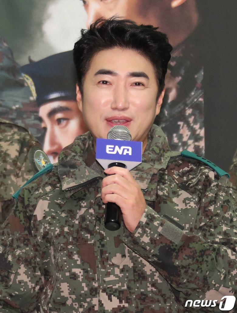 개그맨 장동민이 6일 서울 마포구 스탠포드호텔에서 열린 ENA 新 예능채널 ‘신병캠프’(연출 민진기 남예은) 제작발표회에서 인사말을 하고 있다. ‘신병캠프’는 웹 애니메이션인 장삐쭈의 ‘신병’을 원작으로 한 드라마 ‘신병’의 예능 스핀오프이자 군대 콘텐츠의 세계관을 통합하는 군예능 대통합 프로젝트이다. 2023.2.6/뉴스1 ⓒ News1 권현진 기자