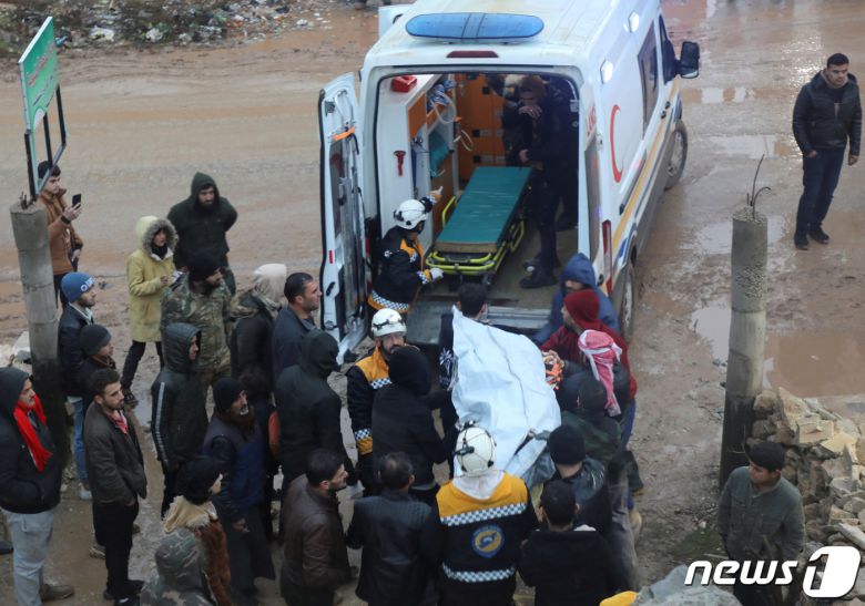 튀르키예에서 리히터 규모 7.8의 강진이 발생한 6일(현지시간) 시리아 반군이 장악한 북서부 아자즈 지역에서도 건물이 붕괴돼 현지 소방이 건물 잔해에서 구조한 생존자들을 구급차에 실어 인근 병원으로 이송하고 있다. 2023.2.6. ⓒ 로이터=뉴스1 ⓒ News1 김성식 기자
