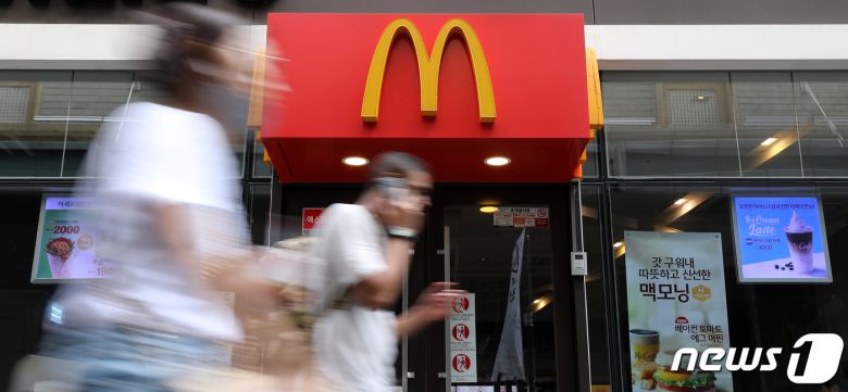서울 시내의 맥도날드 매장 앞으로 시민들이 지나가고 있다. 2022.8.21/뉴스1 ⓒ News1 박지혜 기자