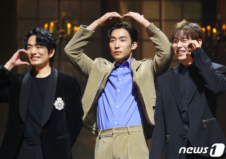 배우 정문성(왼쪽부터)과 이상이, 김성철이 7일 오후 서울 서초구 예술의전당 CJ 토월극장에서 열린 연극 ‘셰익스피어 인 러브’ 기자간담회에서 포즈를 취하고 있다. ‘셰익스피어 인 러브’는 슬럼프에 빠져있던 셰익스피어가 연극 배우를 꿈꾸는 여성 비올라와 애절한 사랑에 빠지고, 이를 바탕으로 세기의 걸작인 ‘로미오와 줄리엣’을 써내려 간다는 내용의 동명의 영화(1998)를 원작으로 한다. 2023.2.7/뉴스1 ⓒ News1 권현진 기자