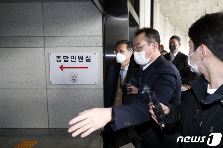 공수처 수사관들이 '이성윤 공소장 유출 사건' 압수수색을 위해 서초동 대검찰청으로 들어서고 있다.  2021.11.29/뉴스1 ⓒ News1 이승배 기자