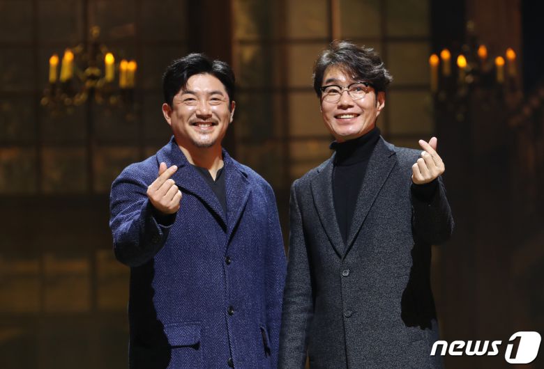 배우 임철형과 송영규(오른쪽)가 7일 오후 서울 서초구 예술의전당 CJ 토월극장에서 열린 연극 ‘셰익스피어 인 러브’ 기자간담회에서 포즈를 취하고 있다. ‘셰익스피어 인 러브’는 슬럼프에 빠져있던 셰익스피어가 연극 배우를 꿈꾸는 여성 비올라와 애절한 사랑에 빠지고, 이를 바탕으로 세기의 걸작인 ‘로미오와 줄리엣’을 써내려 간다는 내용의 동명의 영화(1998)를 원작으로 한다. 2023.2.7/뉴스1 ⓒ News1 권현진 기자