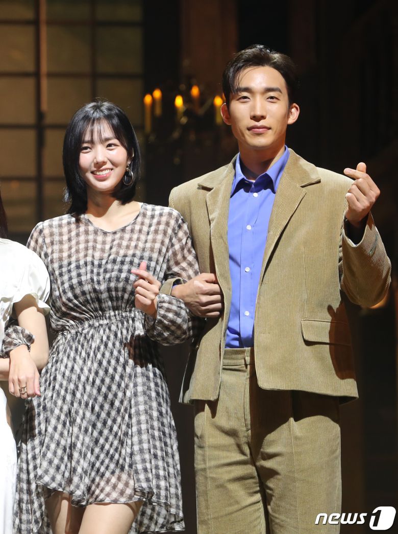 배우 채수빈과 이상이(오른쪽)가 7일 오후 서울 서초구 예술의전당 CJ 토월극장에서 열린 연극 ‘셰익스피어 인 러브’ 기자간담회에서 포즈를 취하고 있다. ‘셰익스피어 인 러브’는 슬럼프에 빠져있던 셰익스피어가 연극 배우를 꿈꾸는 여성 비올라와 애절한 사랑에 빠지고, 이를 바탕으로 세기의 걸작인 ‘로미오와 줄리엣’을 써내려 간다는 내용의 동명의 영화(1998)를 원작으로 한다. 2023.2.7/뉴스1 ⓒ News1 권현진 기자