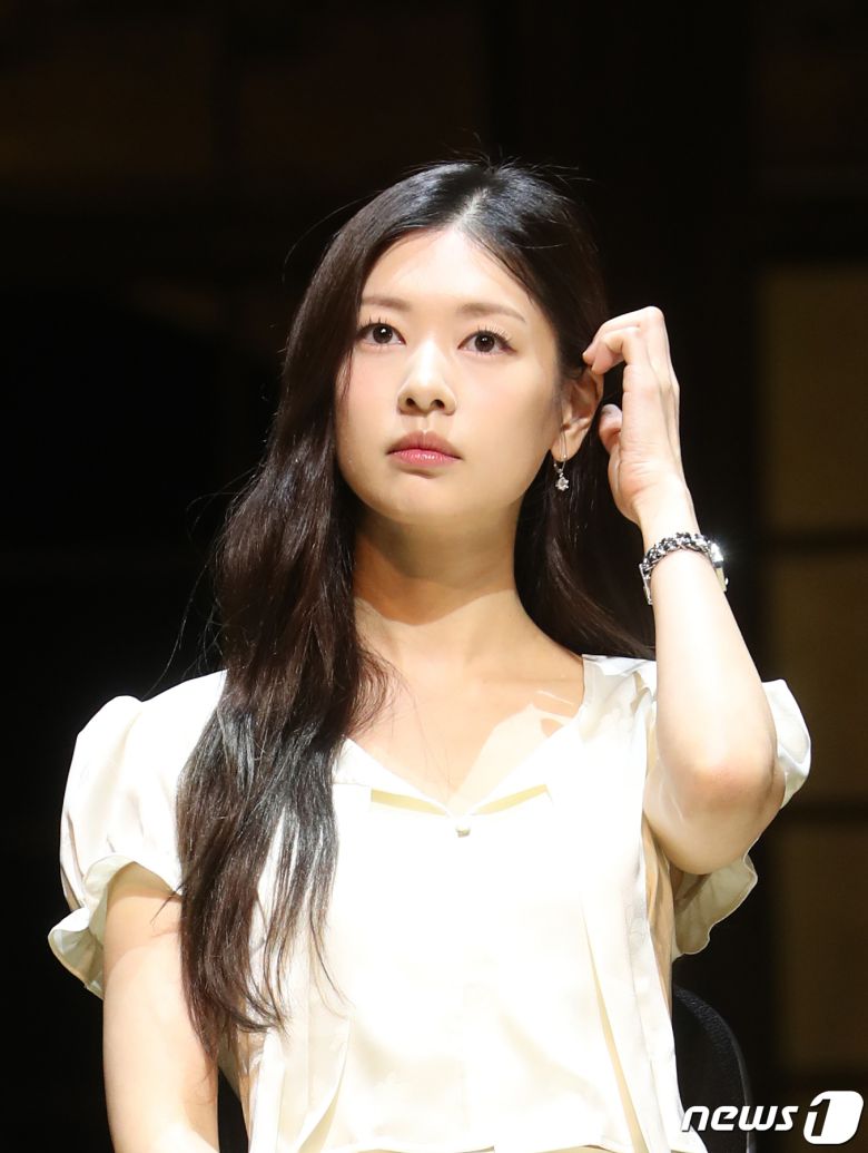 배우 정소민이 7일 오후 서울 서초구 예술의전당 CJ 토월극장에서 열린 연극 ‘셰익스피어 인 러브’ 기자간담회에서 매력을 발산하고 있다. ‘셰익스피어 인 러브’는 슬럼프에 빠져있던 셰익스피어가 연극 배우를 꿈꾸는 여성 비올라와 애절한 사랑에 빠지고, 이를 바탕으로 세기의 걸작인 ‘로미오와 줄리엣’을 써내려 간다는 내용의 동명의 영화(1998)를 원작으로 한다. 2023.2.7/뉴스1 ⓒ News1 권현진 기자