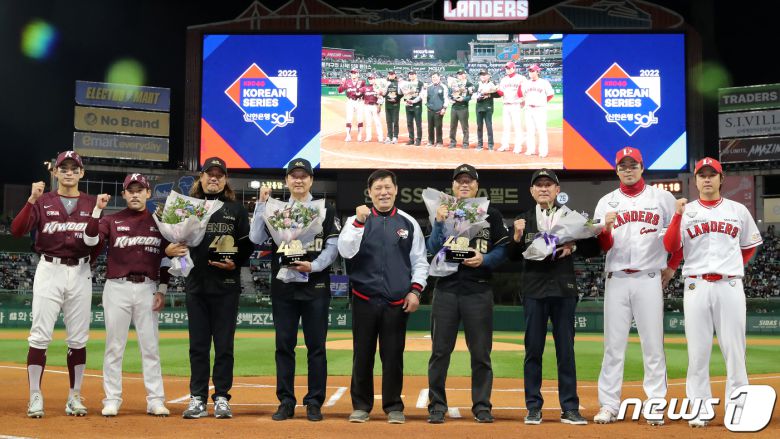 이상훈 MBC 스포츠플러스 해설위원(왼쪽 세 번째), 정민태 전 한화 코치, 구대성 전 질롱 코리아 감독, 김기태 KT 퓨처스팀 감독이 7일 오후 인천시 미추홀구 SSG 랜더스필드에서 열리는 프로야구 '2022 신한은행 SOL KBO 포스트시즌' 한국시리즈 5차전 키움 히어로즈와 SSG 랜더스의 경기에 앞서 열린 KBO 레전드 40인 시상식에서 허구연 KBO 총재와 키움 이정후, 이용규, SSG 한유섬, 최정과 기념 촬영을 하고 있다. 2022.11.7/뉴스1 ⓒ News1 김진환 기자