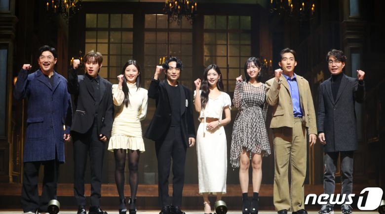 배우 임철형(왼쪽부터), 김성철, 김유정, 정문성, 정소민, 채수빈, 이상이, 송영규가 7일 오후 서울 서초구 예술의전당 CJ 토월극장에서 열린 연극 ‘셰익스피어 인 러브’ 기자간담회에서 포즈를 취하고 있다. ‘셰익스피어 인 러브’는 슬럼프에 빠져있던 셰익스피어가 연극 배우를 꿈꾸는 여성 비올라와 애절한 사랑에 빠지고, 이를 바탕으로 세기의 걸작인 ‘로미오와 줄리엣’을 써내려 간다는 내용의 동명의 영화(1998)를 원작으로 한다. 2023.2.7/뉴스1 ⓒ News1 권현진 기자