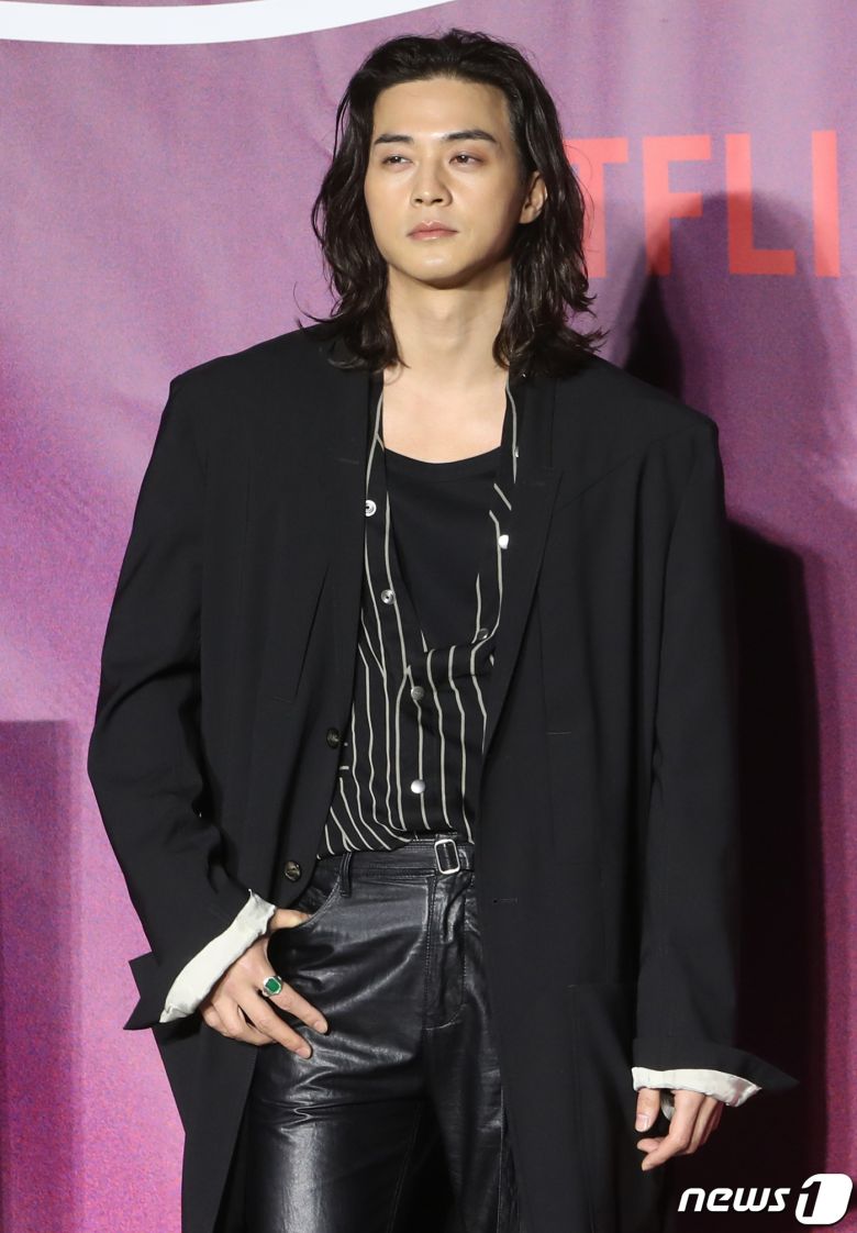 배우 김지훈이 8일 서울 용산구 CGV 용산아이파크몰에서 열린 넷플릭스 시리즈 '연애대전'(감독 김정권) 제작발표회에서 포즈를 취하고 있다. '연애대전'은 남자에게 병적으로 지기 싫어하는 여자(김옥빈 분)와 여자를 병적으로 의심하는 남자(유태오 분)가 전쟁 같은 사랑을 겪으며 치유 받는 로맨틱 코미디다. 2023.2.8/뉴스1 ⓒ News1 권현진 기자