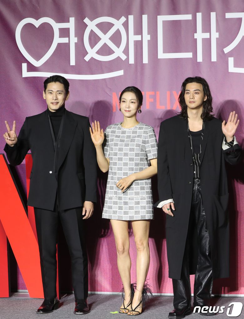 배우 유태오(왼쪽부터)와 김옥빈, 김지훈이 8일 서울 용산구 CGV 용산아이파크몰에서 열린 넷플릭스 시리즈 '연애대전'(감독 김정권) 제작발표회에서 포즈를 취하고 있다. '연애대전'은 남자에게 병적으로 지기 싫어하는 여자(김옥빈 분)와 여자를 병적으로 의심하는 남자(유태오 분)가 전쟁 같은 사랑을 겪으며 치유 받는 로맨틱 코미디다. 2023.2.8/뉴스1 ⓒ News1 권현진 기자