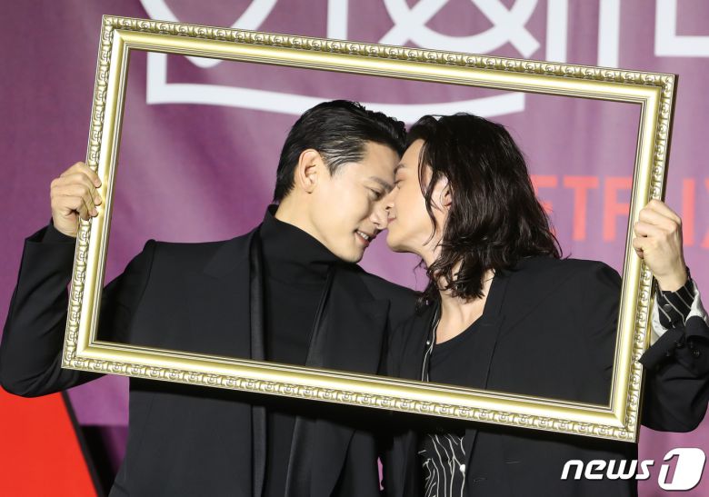 배우 유태오와 김지훈(오른쪽)이 8일 서울 용산구 CGV 용산아이파크몰에서 열린 넷플릭스 시리즈 '연애대전'(감독 김정권) 제작발표회에서 포즈를 취하고 있다. '연애대전'은 남자에게 병적으로 지기 싫어하는 여자(김옥빈 분)와 여자를 병적으로 의심하는 남자(유태오 분)가 전쟁 같은 사랑을 겪으며 치유 받는 로맨틱 코미디다. 2023.2.8/뉴스1 ⓒ News1 권현진 기자