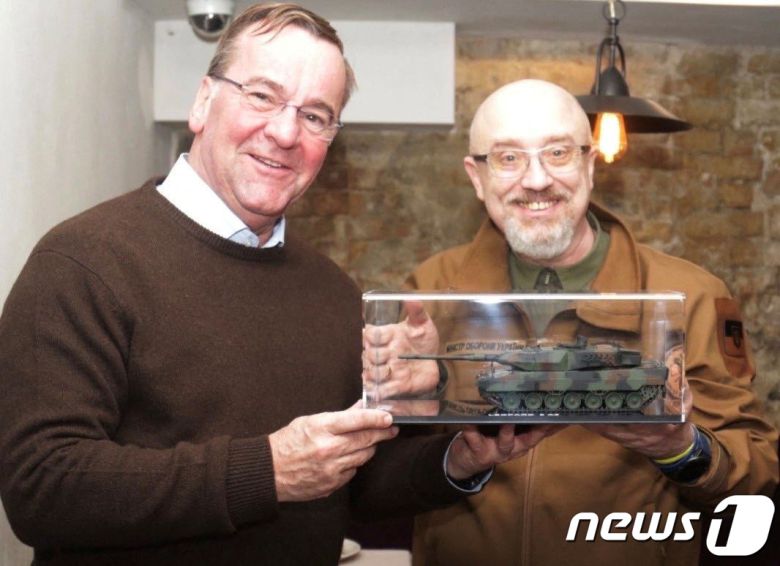 7일(현지시간) 우크라이나 키이우를 깜짝 방문한 보리스 피스토리우스(왼쪽) 독일 국방장관이 퇴임을 앞둔 올렉시 레즈니코우 우크라이나 국방장관과 자국산 주력전차(탱크) 레오파르트-2 모형을 들고 기념사진을 찍고 있다. 2023.2.7 ⓒ 로이터=뉴스1 ⓒ News1 정윤미 기자