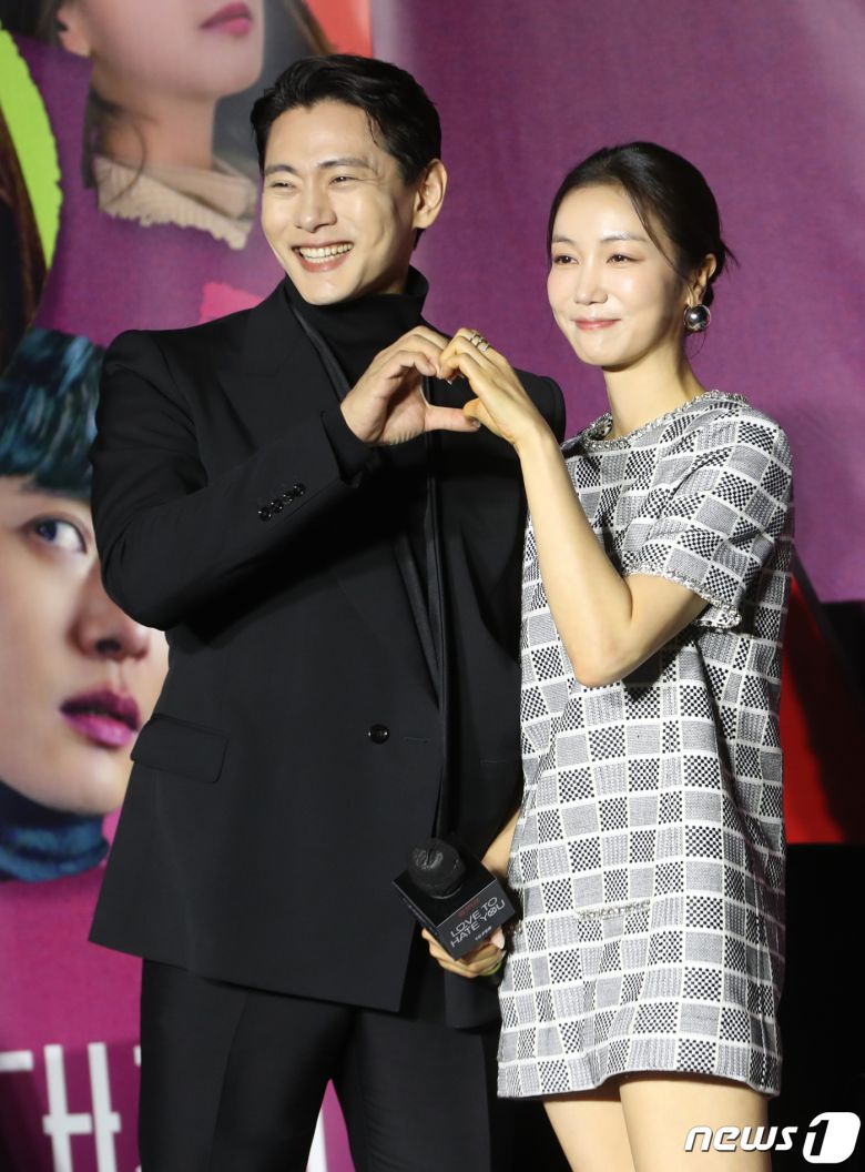 배우 유태오와 김옥빈(오른쪽)이 8일 서울 용산구 CGV 용산아이파크몰에서 열린 넷플릭스 시리즈 '연애대전'(감독 김정권) 제작발표회에서 포즈를 취하고 있다. '연애대전'은 남자에게 병적으로 지기 싫어하는 여자(김옥빈 분)와 여자를 병적으로 의심하는 남자(유태오 분)가 전쟁 같은 사랑을 겪으며 치유 받는 로맨틱 코미디다. 2023.2.8/뉴스1 ⓒ News1 권현진 기자