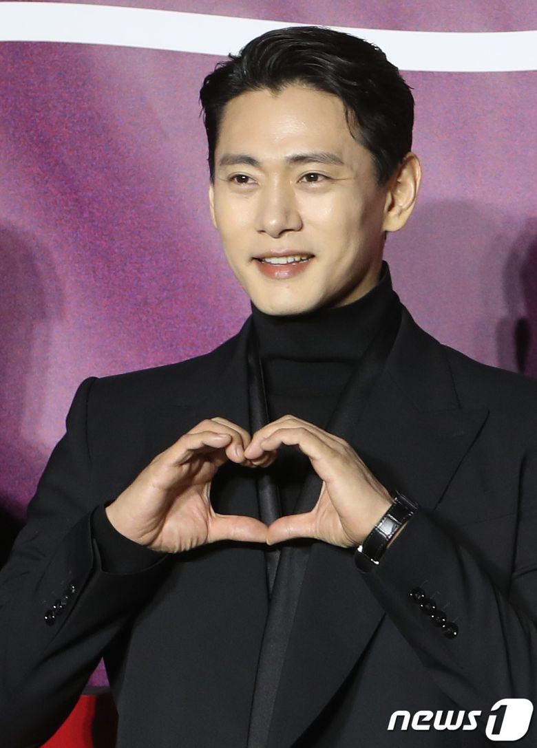 배우 유태오가 8일 서울 용산구 CGV 용산아이파크몰에서 열린 넷플릭스 시리즈 '연애대전'(감독 김정권) 제작발표회에서 포즈를 취하고 있다. '연애대전'은 남자에게 병적으로 지기 싫어하는 여자(김옥빈 분)와 여자를 병적으로 의심하는 남자(유태오 분)가 전쟁 같은 사랑을 겪으며 치유 받는 로맨틱 코미디다. 2023.2.8/뉴스1 ⓒ News1 권현진 기자