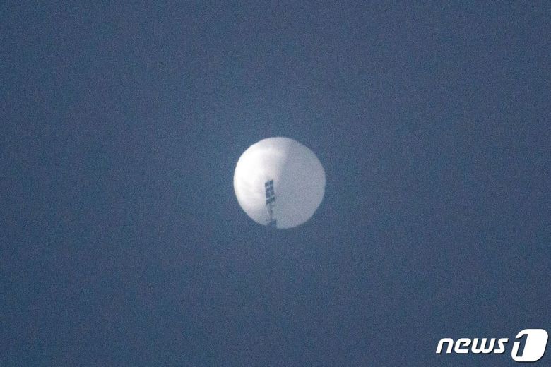 지난 1일(현지시간) 미국 몬태나주 빌링스 상공에서 발견된 중국 정찰기구로 추정되는 풍선, 일명 스파이 풍선(Spy balloon)의 모습. 2023.2.1 ⓒ AFP=뉴스1 ⓒ News1 정윤미 기자