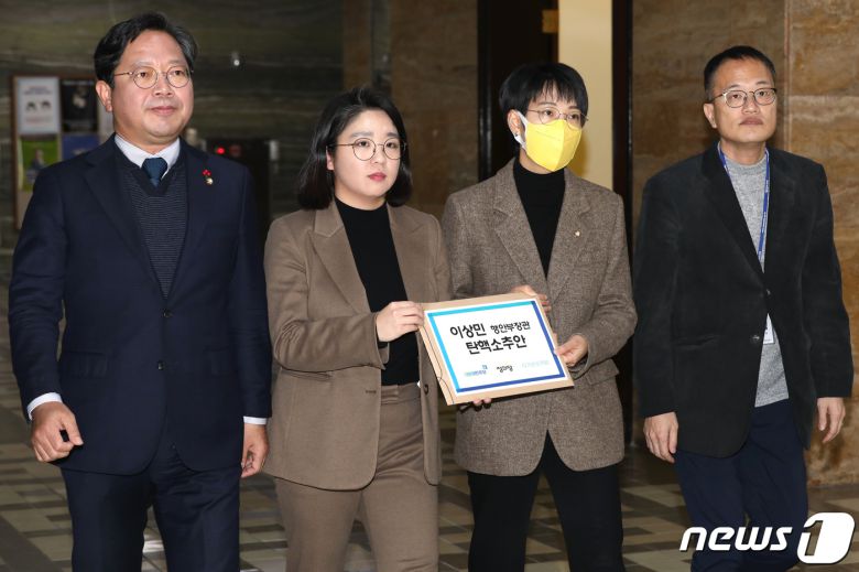 김승원 더불어민주당 법률위원장(왼쪽부터), 용혜인 기본소득당 의원, 장혜영 정의당 의원, 박주민 더불어민주당 용산 이태원참사 대책본부 참사수습단장이 6일 서울 여의도 국회에서 이상민 행정안전부 장관에 대한 탄핵소추안을 의안과에 접수하기 위해 이동하고 있다. (공동취재)/뉴스1 ⓒ News1 유승관 기자