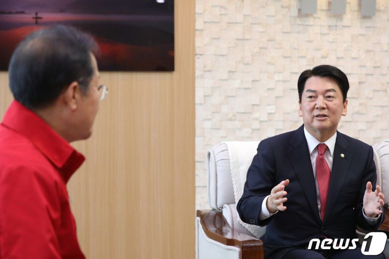 안철수 국민의힘 의원이 지난해 9월 21일 오전 대구시청 산격청사를 찾아 홍준표 대구시장과 환담을 나누고 있다. ⓒ News1 공정식 기자